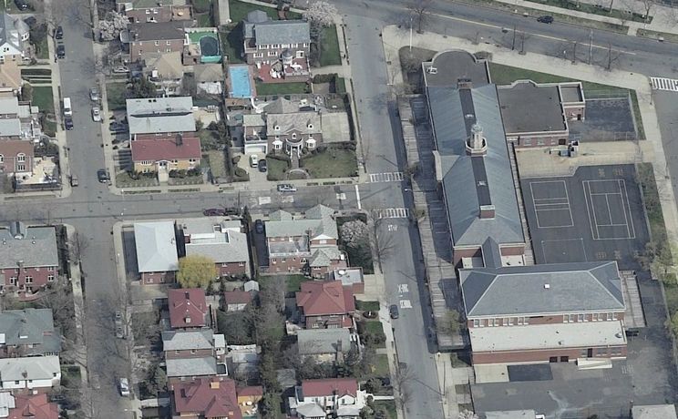 Manhattan Beach School: Manhattan Beach School -  131 Irwin St  - hampton av 3